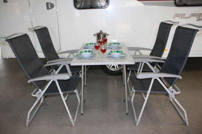 STOELEN + TAFEL Rentac Camper en Caravan verhuur